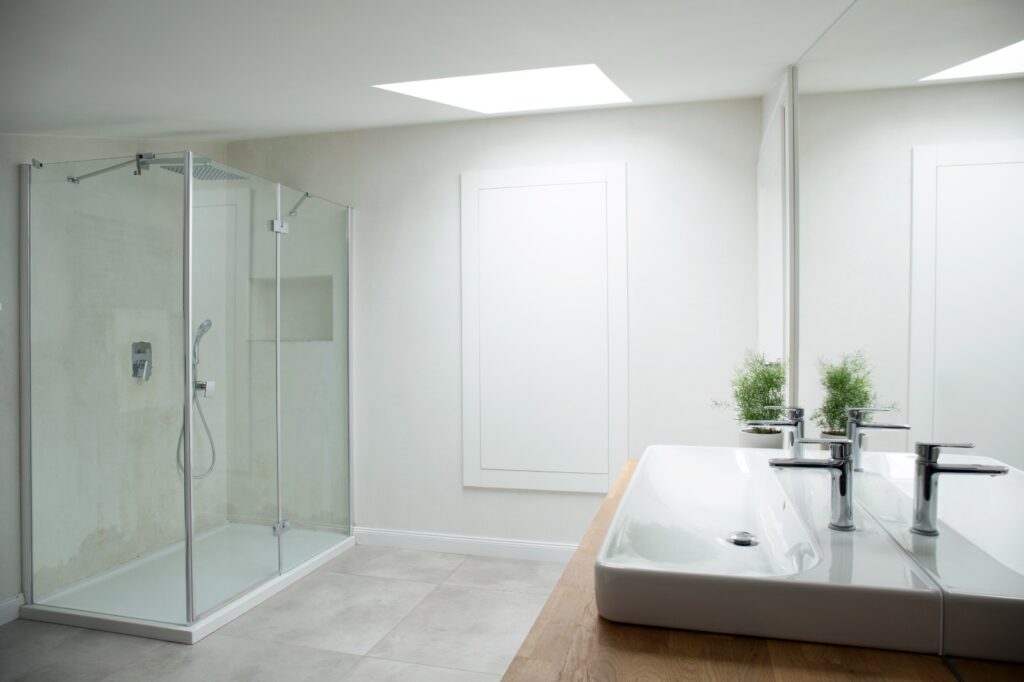 Baño moderno plato ducha recién instalado 2026 - Reformas Guimerà Barcelona