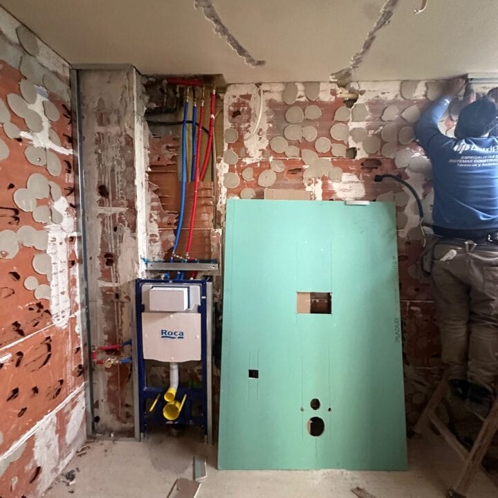 Los propietarios de esta vivienda sentían que su cuarto de baño se había quedado atrapado en el tiempo. A pesar de tener metros cuadrados suficientes, la estancia se sentía pesada y oscura, dominada por un revestimiento de mármol beige antiguo y una bañera que ya no respondía a su ritmo de vida actual.