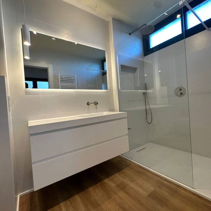 Los propietarios de esta vivienda sentían que su cuarto de baño se había quedado atrapado en el tiempo. A pesar de tener metros cuadrados suficientes, la estancia se sentía pesada y oscura, dominada por un revestimiento de mármol beige antiguo y una bañera que ya no respondía a su ritmo de vida actual.