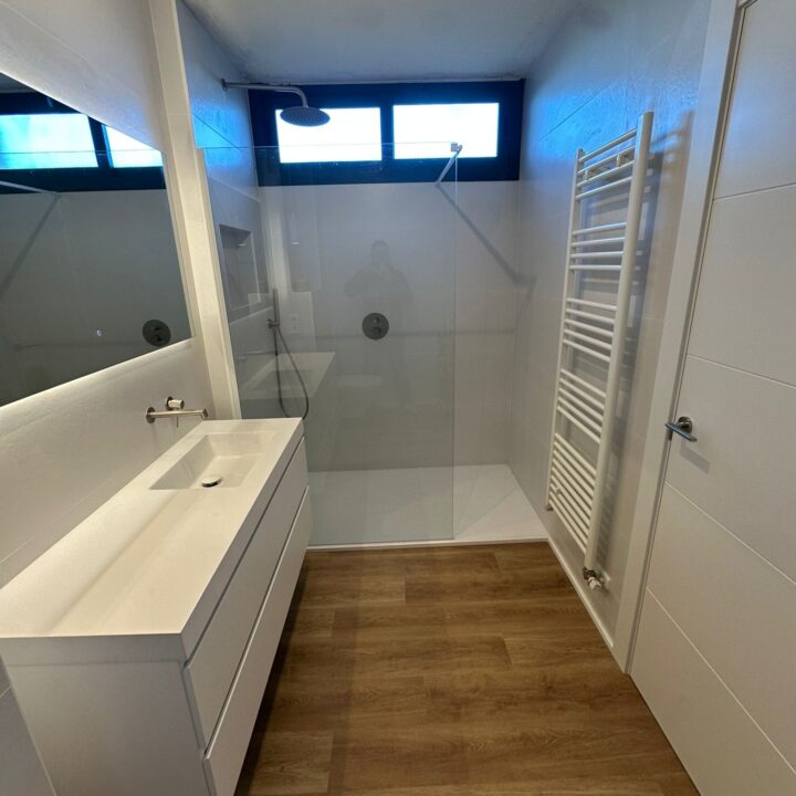 Los propietarios de esta vivienda sentían que su cuarto de baño se había quedado atrapado en el tiempo. A pesar de tener metros cuadrados suficientes, la estancia se sentía pesada y oscura, dominada por un revestimiento de mármol beige antiguo y una bañera que ya no respondía a su ritmo de vida actual.