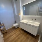 Los propietarios de esta vivienda sentían que su cuarto de baño se había quedado atrapado en el tiempo. A pesar de tener metros cuadrados suficientes, la estancia se sentía pesada y oscura, dominada por un revestimiento de mármol beige antiguo y una bañera que ya no respondía a su ritmo de vida actual. Buscaban una empresa de reformas de confianza que pudiera interpretar su necesidad: ganar espacio visual, mejorar la funcionalidad y, sobre todo, traer luz.