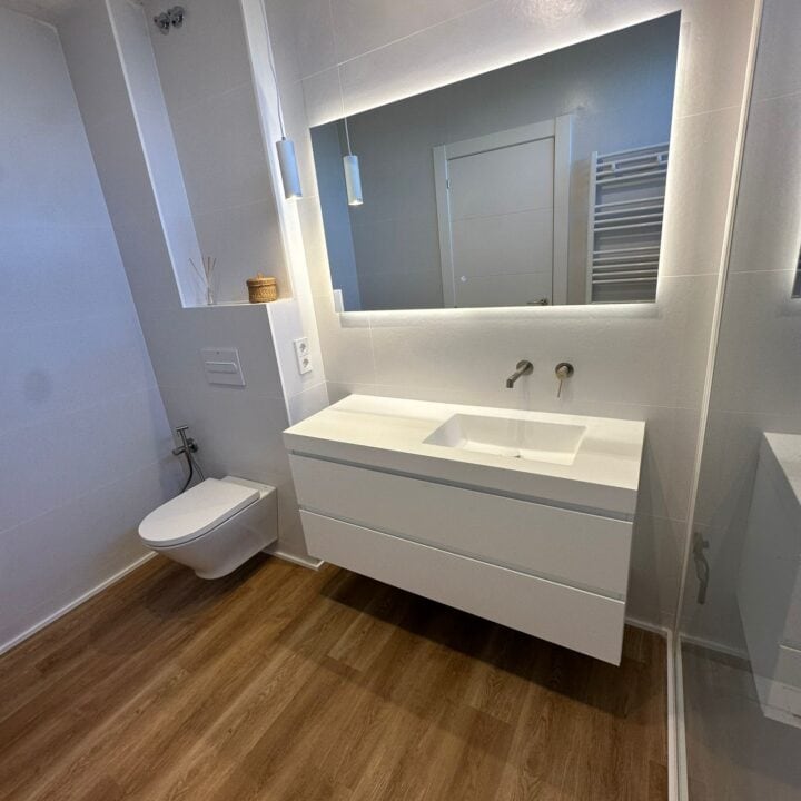 Los propietarios de esta vivienda sentían que su cuarto de baño se había quedado atrapado en el tiempo. A pesar de tener metros cuadrados suficientes, la estancia se sentía pesada y oscura, dominada por un revestimiento de mármol beige antiguo y una bañera que ya no respondía a su ritmo de vida actual.