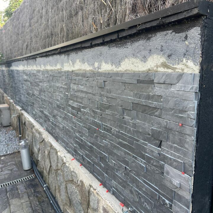 Descubre cómo en Reformas Guimerà transformamos un jardín en Sant Cugat del Vallès mediante la instalación de un revestimiento de piedra natural. Un proyecto donde la elegancia contemporánea de la pizarra se une al encanto rústico existente para renovar la imagen exterior de la vivienda.