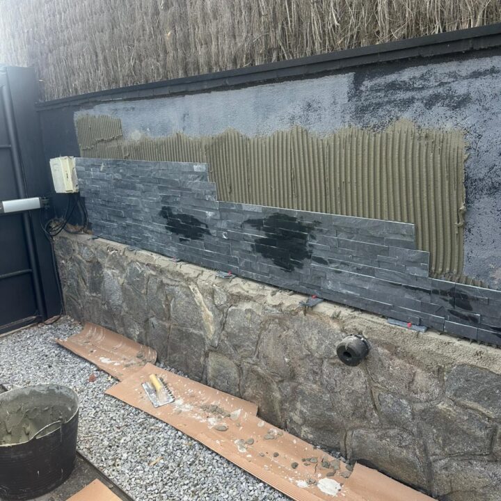 Descubre cómo en Reformas Guimerà transformamos un jardín en Sant Cugat del Vallès mediante la instalación de un revestimiento de piedra natural. Un proyecto donde la elegancia contemporánea de la pizarra se une al encanto rústico existente para renovar la imagen exterior de la vivienda.