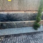 Descubre cómo en Reformas Guimerà transformamos un jardín en Sant Cugat del Vallès mediante la instalación de un revestimiento de piedra natural. Un proyecto donde la elegancia contemporánea de la pizarra se une al encanto rústico existente para renovar la imagen exterior de la vivienda.