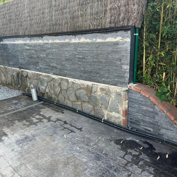Descubre cómo en Reformas Guimerà transformamos un jardín en Sant Cugat del Vallès mediante la instalación de un revestimiento de piedra natural. Un proyecto donde la elegancia contemporánea de la pizarra se une al encanto rústico existente para renovar la imagen exterior de la vivienda.