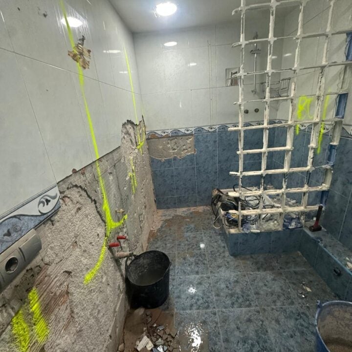 Presentamos una transformación radical ejecutada por Reformas Guimerà. Descubre cómo renovamos un baño anticuado sustituyendo el mármol y la bañera por una ducha a ras de suelo, apostando por el blanco puro y la calidez de la madera cerámica para ganar amplitud y confort.