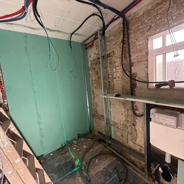 Presentamos una transformación radical ejecutada por Reformas Guimerà. Descubre cómo renovamos un baño anticuado sustituyendo el mármol y la bañera por una ducha a ras de suelo, apostando por el blanco puro y la calidez de la madera cerámica para ganar amplitud y confort.