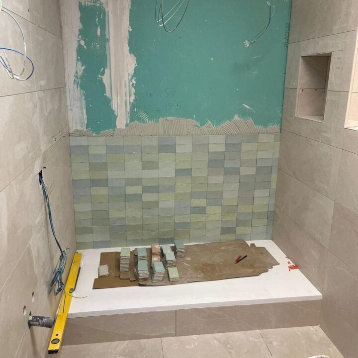 Presentamos una transformación radical ejecutada por Reformas Guimerà. Descubre cómo renovamos un baño anticuado sustituyendo el mármol y la bañera por una ducha a ras de suelo, apostando por el blanco puro y la calidez de la madera cerámica para ganar amplitud y confort.