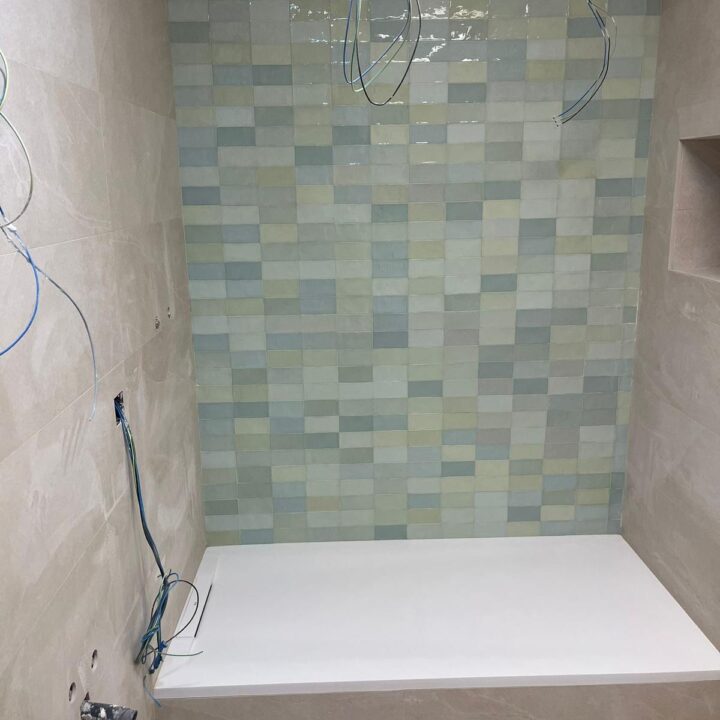 Presentamos una transformación radical ejecutada por Reformas Guimerà. Descubre cómo renovamos un baño anticuado sustituyendo el mármol y la bañera por una ducha a ras de suelo, apostando por el blanco puro y la calidez de la madera cerámica para ganar amplitud y confort.