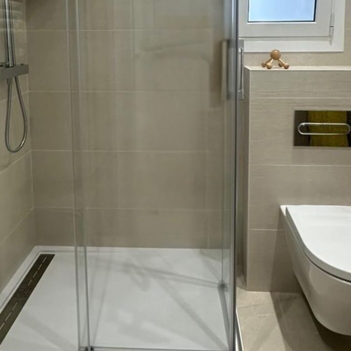 Analizamos una reforma de baño en Barcelona ejecutada por Reformas Guimerà, donde la funcionalidad se une al diseño orgánico. Descubre cómo los tonos arena, las texturas en relieve y la madera natural pueden convertir un aseo convencional en un refugio de calma en plena ciudad.