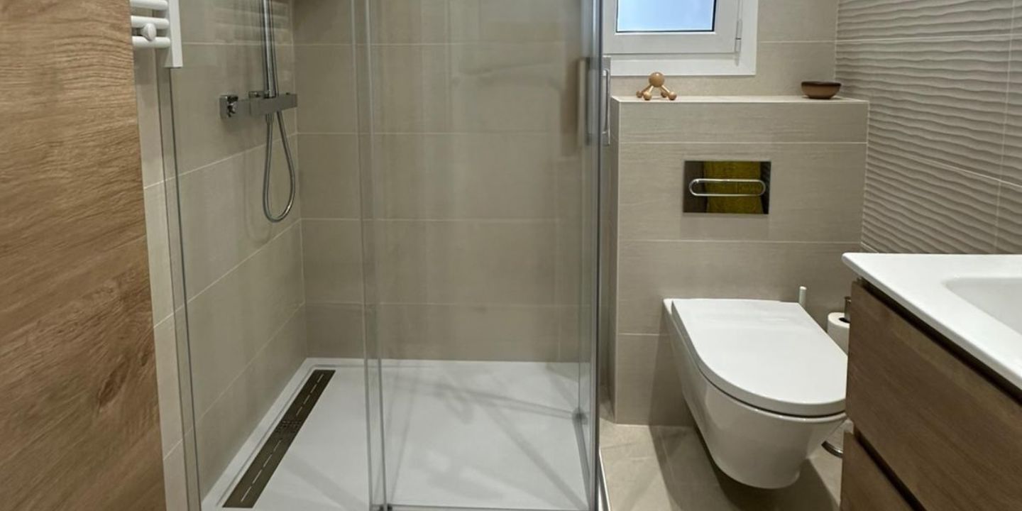 Analizamos una reforma de baño en Barcelona ejecutada por Reformas Guimerà, donde la funcionalidad se une al diseño orgánico. Descubre cómo los tonos arena, las texturas en relieve y la madera natural pueden convertir un aseo convencional en un refugio de calma en plena ciudad.