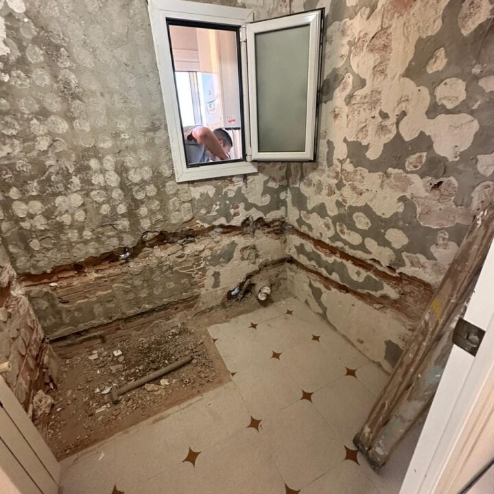 Analizamos una reforma de baño en Barcelona ejecutada por Reformas Guimerà, donde la funcionalidad se une al diseño orgánico. Descubre cómo los tonos arena, las texturas en relieve y la madera natural pueden convertir un aseo convencional en un refugio de calma en plena ciudad.