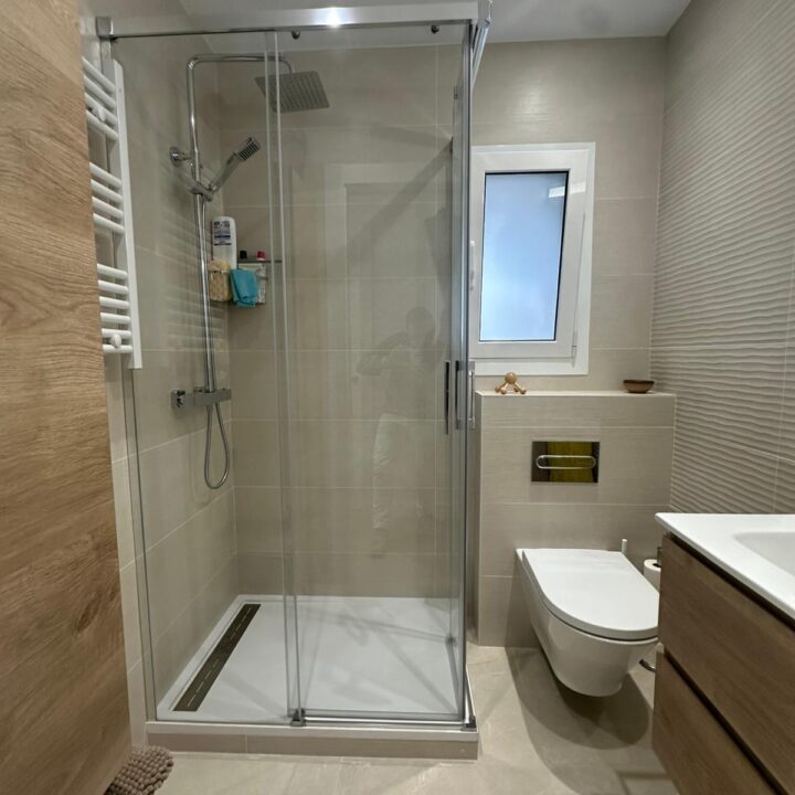 Analizamos una reforma de baño en Barcelona ejecutada por Reformas Guimerà, donde la funcionalidad se une al diseño orgánico. Descubre cómo los tonos arena, las texturas en relieve y la madera natural pueden convertir un aseo convencional en un refugio de calma en plena ciudad.