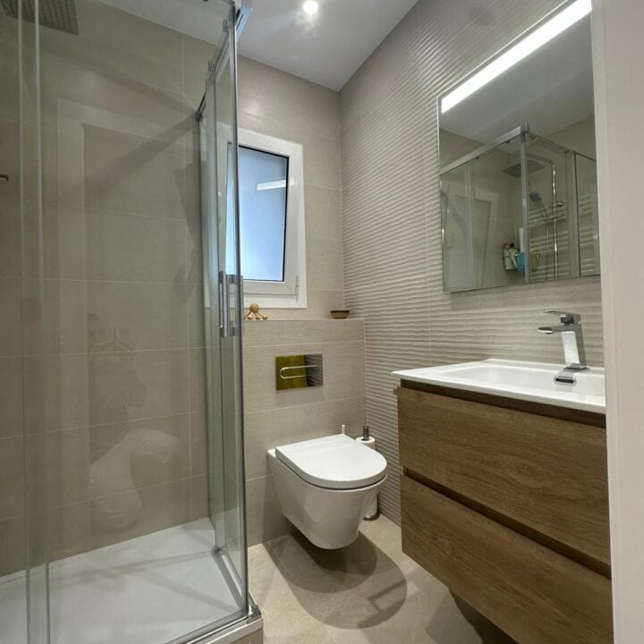 Analizamos una reforma de baño en Barcelona ejecutada por Reformas Guimerà, donde la funcionalidad se une al diseño orgánico. Descubre cómo los tonos arena, las texturas en relieve y la madera natural pueden convertir un aseo convencional en un refugio de calma en plena ciudad.