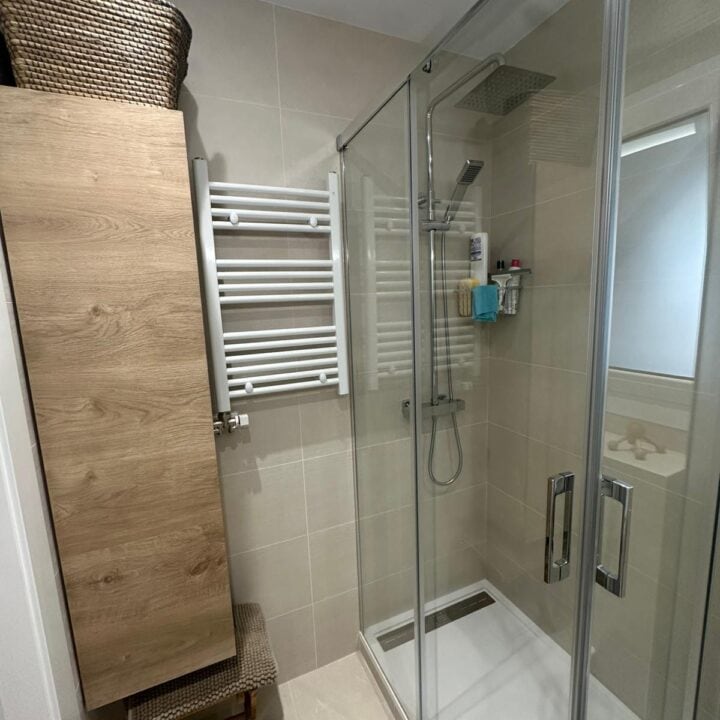 Analizamos una reforma de baño en Barcelona ejecutada por Reformas Guimerà, donde la funcionalidad se une al diseño orgánico. Descubre cómo los tonos arena, las texturas en relieve y la madera natural pueden convertir un aseo convencional en un refugio de calma en plena ciudad.