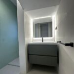 Cuando recibimos la solicitud para este proyecto en una vivienda de Bellaterra, la premisa era clara: los propietarios querían huir de lo convencional. Estaban cansados de los baños estándar completamente blancos o beige que carecen de carácter. Buscaban un espacio que transmitiera calma, pero que a su vez tuviera un toque de diseño atrevido y moderno.