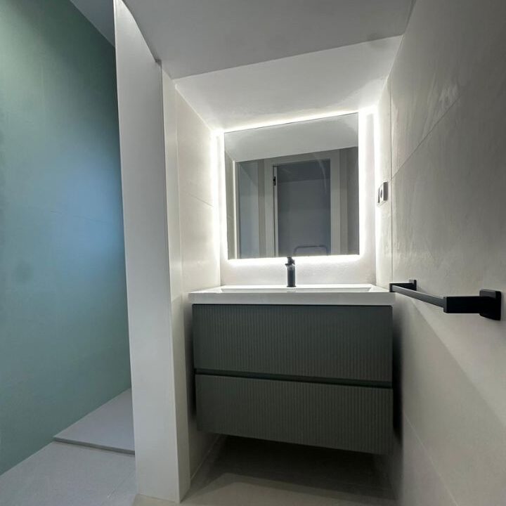 Cuando recibimos la solicitud para este proyecto en una vivienda de Bellaterra, la premisa era clara: los propietarios querían huir de lo convencional. Estaban cansados de los baños estándar completamente blancos o beige que carecen de carácter. Buscaban un espacio que transmitiera calma, pero que a su vez tuviera un toque de diseño atrevido y moderno.