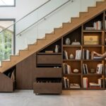 Convierte rincones y bajos de escalera en almacenaje útil. Soluciones de carpintería a medida en Vallvidrera con Reformas Guimerà. ¡Gana metros en tu casa!