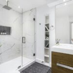 Un baño sin ventana no tiene por qué ser un problema. En Reformas Guimerà, combinamos ingeniería técnica y diseño interior para que tu baño en Castelldefels sea un espacio seco, luminoso y confortable. ¿Hablamos y valoramos la reforma de tu baño interior?