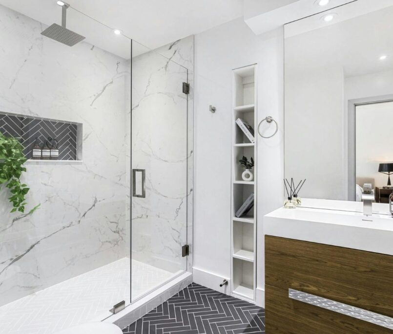 Un baño sin ventana no tiene por qué ser un problema. En Reformas Guimerà, combinamos ingeniería técnica y diseño interior para que tu baño en Castelldefels sea un espacio seco, luminoso y confortable. ¿Hablamos y valoramos la reforma de tu baño interior?