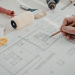 La mayoría de problemas graves en reformas tienen el mismo origen: un contrato mal redactado o, directamente, la ausencia de contrato. Cuando todo va bien, el contrato no importa. Cuando algo sale mal, es lo único que importa.