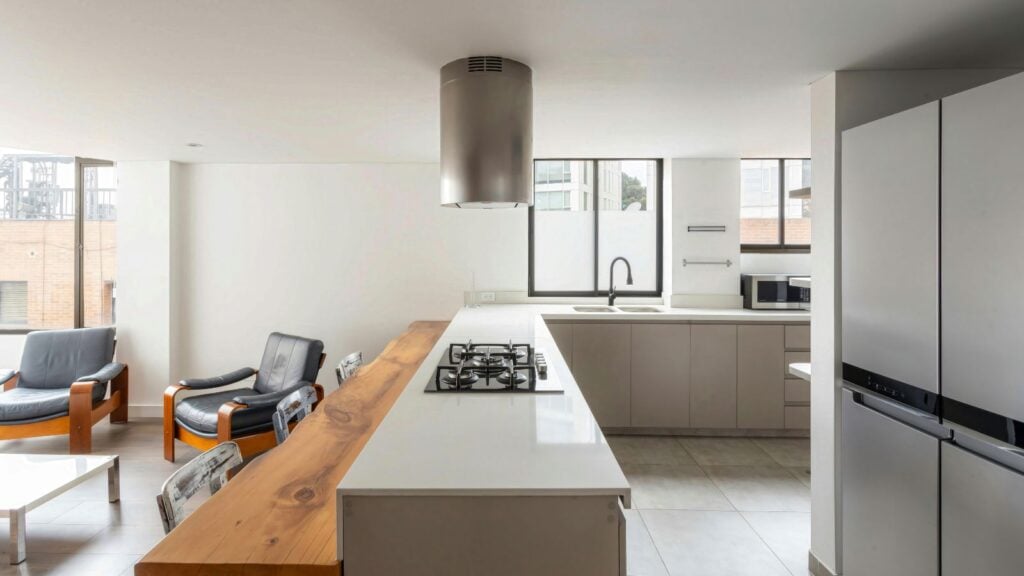 Si estás reformando tu cocina, probablemente hayas llegado al punto de bloqueo más común: la encimera. Es la superficie de trabajo principal, el elemento que más castigo va a sufrir y, visualmente, el remate que define el estilo de toda la estancia.