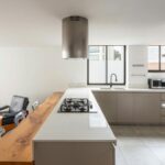 Si estás reformando tu cocina, probablemente hayas llegado al punto de bloqueo más común: la encimera. Es la superficie de trabajo principal, el elemento que más castigo va a sufrir y, visualmente, el remate que define el estilo de toda la estancia.