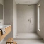 Microcemento en baños y cocinas: ventajas reales, problemas frecuentes y precio instalado en 2026. Sin mitos. +20 años de experiencia en Barcelona.