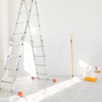 Terminar una reforma integral es, por lo general, un momento de máxima ilusión. Sin embargo, esa satisfacción puede verse empañada si, al entrar en tu nuevo hogar en Les Corts o Sants, notas un aroma extraño que no desaparece con la ventilación habitual. Los olores persistentes tras una obra no solo son molestos, sino que a menudo actúan como un síntoma de que algo en la ejecución técnica requiere atención inmediata.