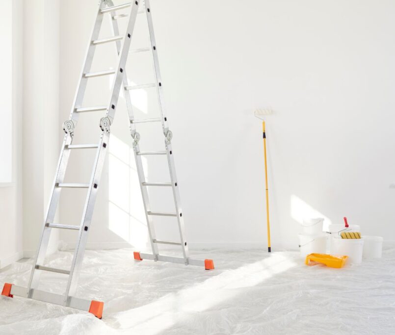 Terminar una reforma integral es, por lo general, un momento de máxima ilusión. Sin embargo, esa satisfacción puede verse empañada si, al entrar en tu nuevo hogar en Les Corts o Sants, notas un aroma extraño que no desaparece con la ventilación habitual. Los olores persistentes tras una obra no solo son molestos, sino que a menudo actúan como un síntoma de que algo en la ejecución técnica requiere atención inmediata.