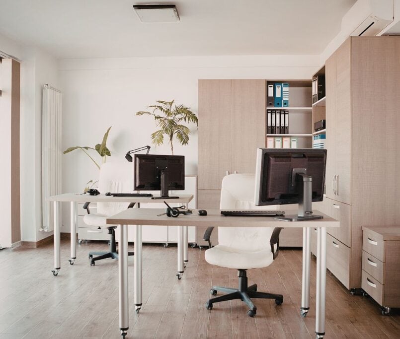 Teletrabajar en Gavà Mar puede ser una experiencia de lujo si el espacio está diseñado para ello. En Reformas Guimerà, fusionamos tu necesidad profesional con el diseño y confort que tu hogar merece. ¿Hablamos y diseñamos tu despacho ideal?