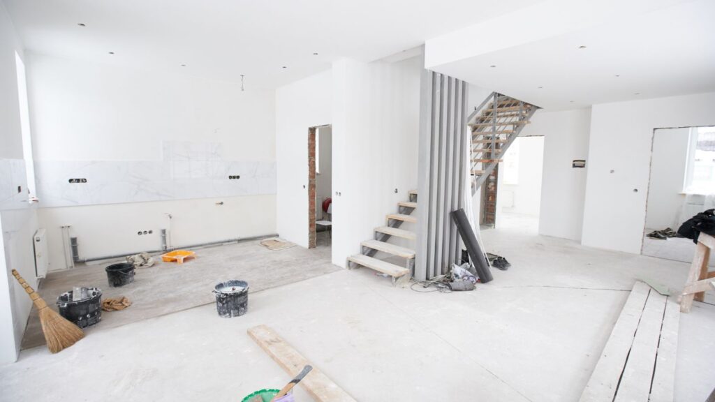 El inicio de una reforma integral puede generar vértigo al ver la vivienda desmontada. Sin embargo, si la empresa trabaja con método, el cliente experimentará tranquilidad gracias a una comunicación transparente.
