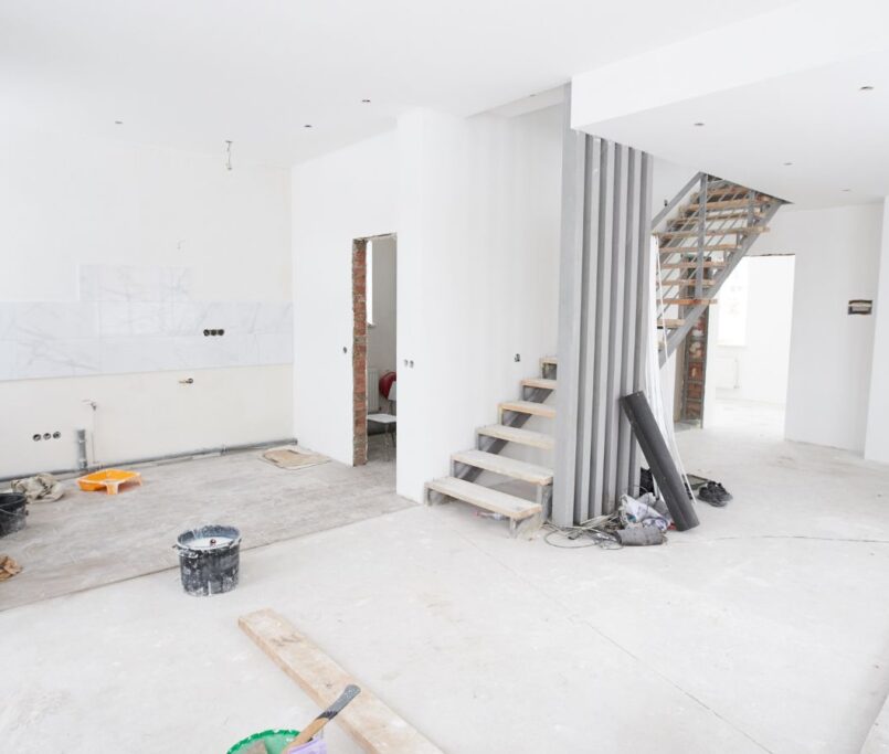 El inicio de una reforma integral puede generar vértigo al ver la vivienda desmontada. Sin embargo, si la empresa trabaja con método, el cliente experimentará tranquilidad gracias a una comunicación transparente.