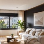El negro no siempre reduce visualmente una habitación. Aprende a usar colores oscuros con luz, contraste y materiales adecuados.
