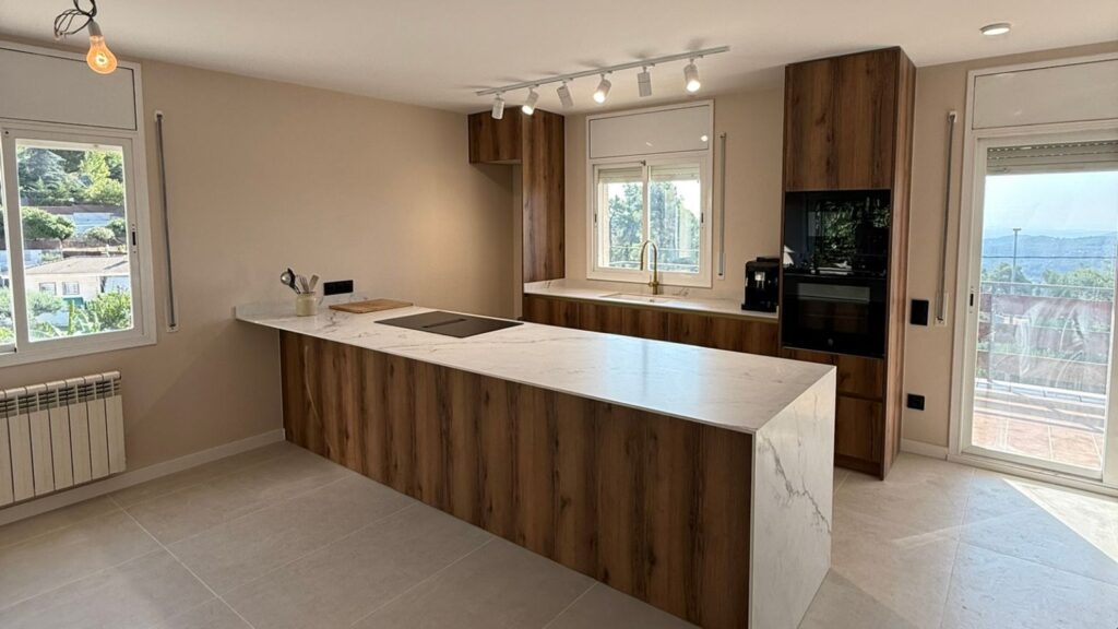 Abrir la cocina al salón transforma la luz, la circulación y la convivencia. Descubre qué debe estudiarse antes de eliminar tabiques.