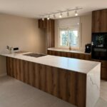 Abrir la cocina al salón transforma la luz, la circulación y la convivencia. Descubre qué debe estudiarse antes de eliminar tabiques.