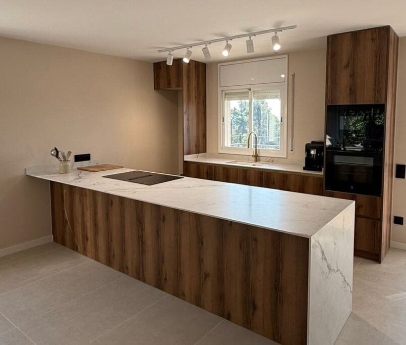 Abrir la cocina al salón transforma la luz, la circulación y la convivencia. Descubre qué debe estudiarse antes de eliminar tabiques.