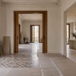 Reformar un piso antiguo en Barcelona puede revelar elementos únicos y también imprevistos. Te contamos qué conviene revisar antes de empezar.