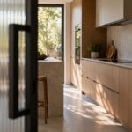 Analizamos por qué una cocina abierta no tiene por qué llenar la casa de olores y qué decisiones de extracción, ventilación y distribución son clave.