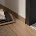 Cambian los colores tendencia, aparecen nuevos materiales y algunos estilos desaparecen casi tan rápido como llegan. Sin embargo, la madera sigue formando parte de interiores clásicos, contemporáneos, rústicos y minimalistas. ¿Por qué funciona en épocas tan distintas?