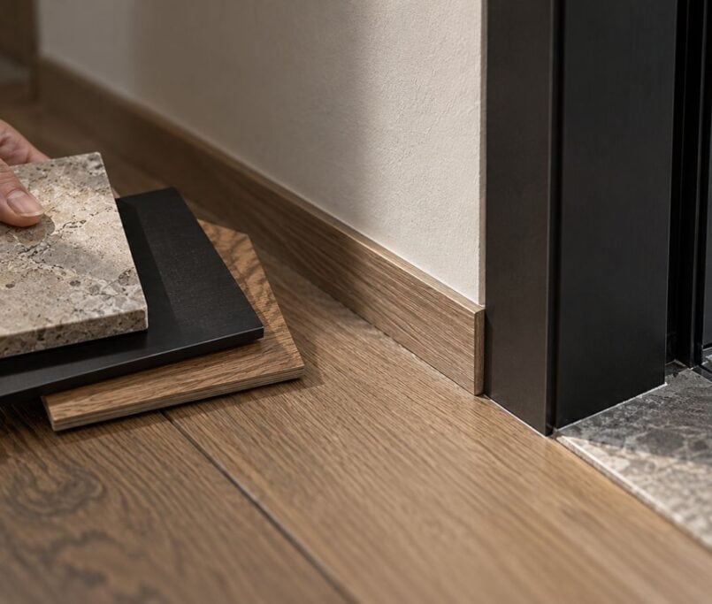 Cambian los colores tendencia, aparecen nuevos materiales y algunos estilos desaparecen casi tan rápido como llegan. Sin embargo, la madera sigue formando parte de interiores clásicos, contemporáneos, rústicos y minimalistas. ¿Por qué funciona en épocas tan distintas?